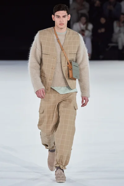 Look 10